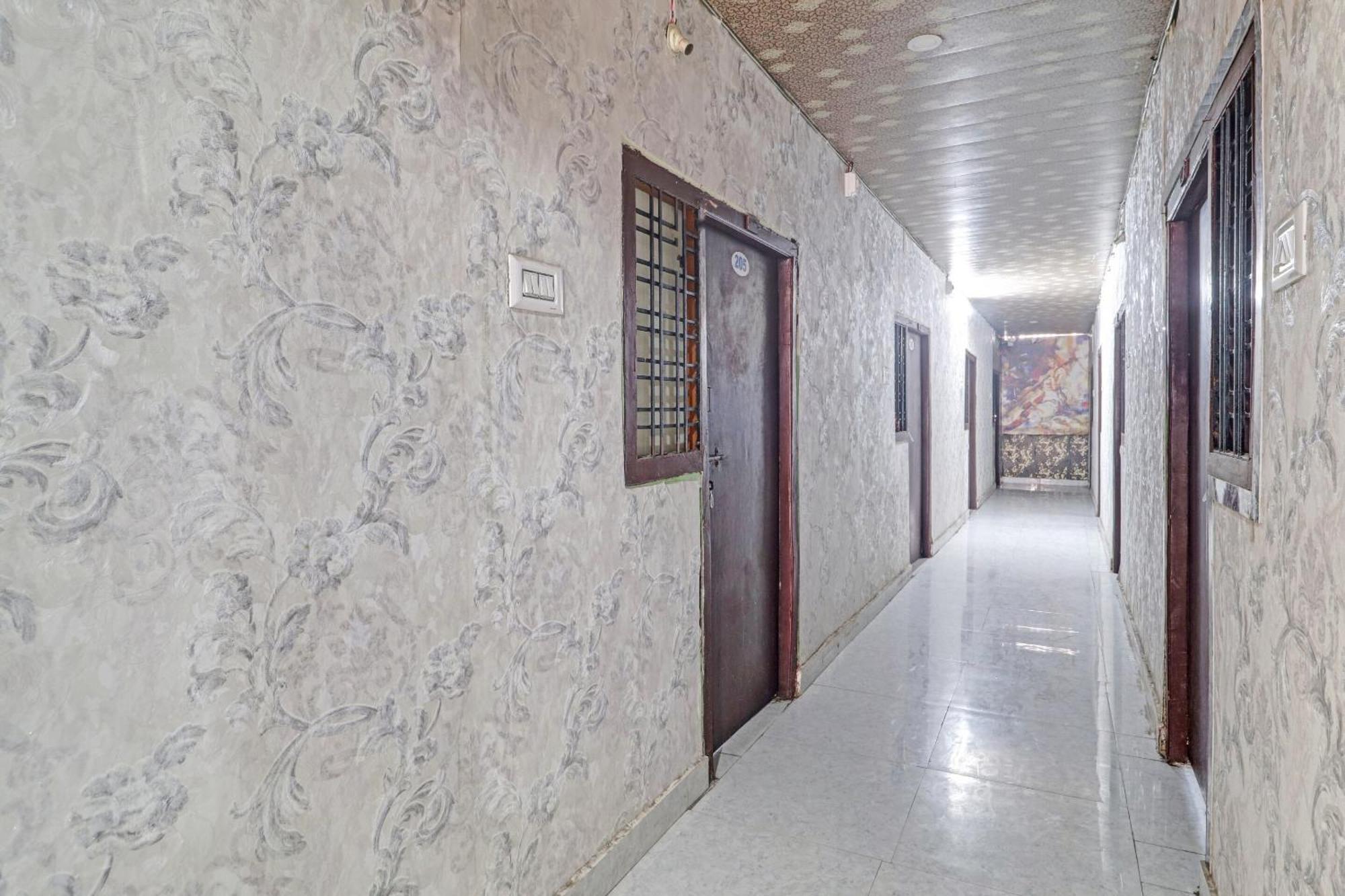 O Raghavendra Hotel 3*